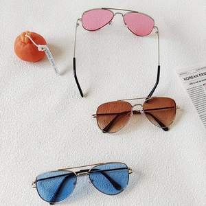 Lunettes de soleil aviateur en métal pour enfants en rose, marron et bleu avec montures dorées