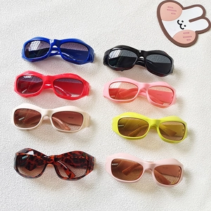 Lot de lunettes de soleil sport futuristes pour enfants en huit couleurs éclatantes