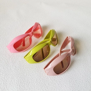 Lunettes de soleil sport futuristes pour enfants en rose et jaune avec monture large