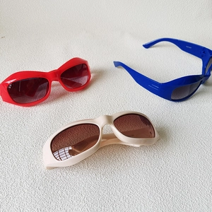 Lunettes de soleil de sport futuristes pour enfants en rouge bleu beige avec monture ovale