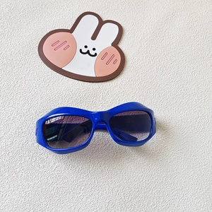 Vue de dessus de lunettes de soleil de sport futuristes bleu vif pour enfants avec verres