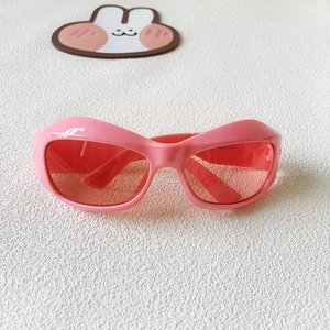 Détail des lunettes de soleil roses Y2K pour enfants avec monture stylée et modèle KCG1057