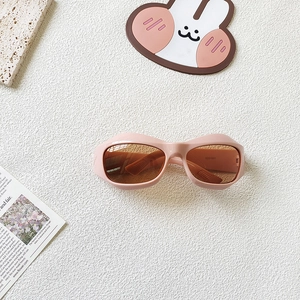 Gros plan détaillé de lunettes de soleil sport futuristes roses pour enfants avec verres