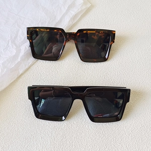 Lunettes de soleil carrées oversize classiques en écailles et noir avec protection UV