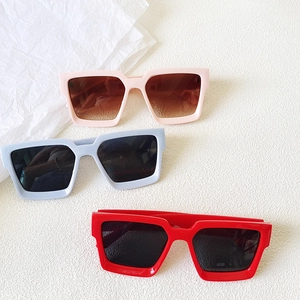 Lunettes de soleil carrées oversize pour femmes en rose, bleu et rouge