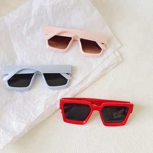 Lunettes de soleil carrées oversize tendance en rose, bleu et rouge avec cadre épais