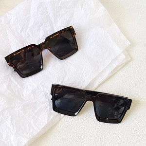 Lunettes de soleil carrées oversize en noir et écaille avec des verres gris foncé
