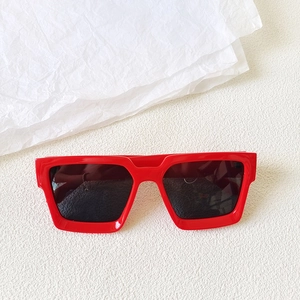 Vue détaillée de lunettes de soleil carrées rouges surdimensionnées avec verres foncés