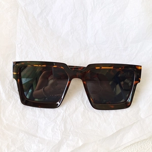Vue de dessus de lunettes de soleil carrées en écaille avec des verres foncés