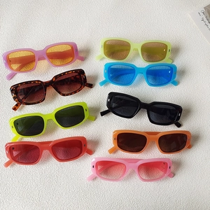 Collection de lunettes de soleil rectangulaires rétro en diverses couleurs vives sur fond blanc