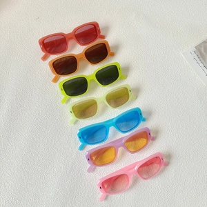 Lunettes de soleil rétro à petit cadre carré en couleurs bonbon pour femmes