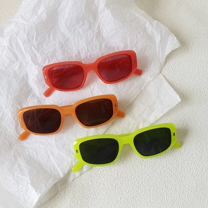 Lunettes de soleil rétro à monture carrée aux couleurs vives et au design vintage élégant