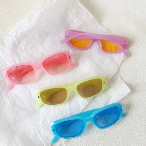Lunettes de soleil rétro carrées colorées en rose, lilas, jaune et bleu à monture claire