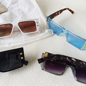 Chic square oversized sunglasses with gold B logo in assorted colors for men and women