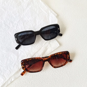 Lunettes de soleil carrées rétro avec clous argentés en noir et écaille de tortue