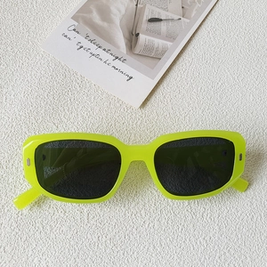 Détail des lunettes de soleil rectangulaires jaune néon avec décor en métal argenté