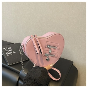 Borsa a tracolla rosa a forma di cuore con doppie cerniere e dettaglio catena argento