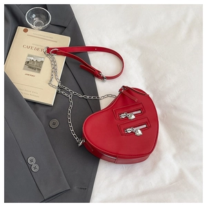 Dettaglio della borsa rossa a cuore con catena d'argento e zip a cuore