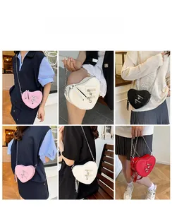 Borsa a tracolla alla moda a forma di cuore mostrata in vari colori su modelli