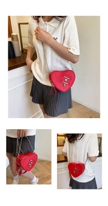 Dettagli della borsa a cuore in pelle rossa con catena argentata e nappe decorative