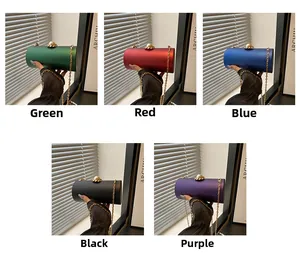 Détail de sacs de soirée cylindriques avec fermoir perle et chaînes dorées
