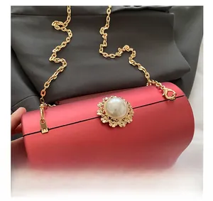 Détails du sac de soirée cylindrique rouge avec motif fleuri perlé et bandoulière dorée