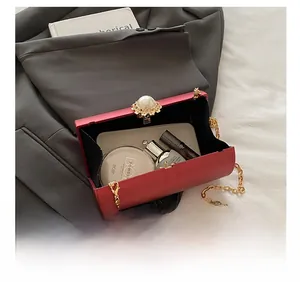 Gros plan de l'intérieur du sac de soirée cylindrique rouge montrant sa capacité réelle
