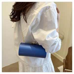 Sac de soirée cylindrique bleu en acrylique avec chaîne dorée et fermoir perle fleur