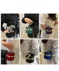 Bolso de noche cilíndrico en seis colores con cadena dorada y asa de cuentas de moda
