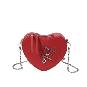 Borsa a tracolla rossa a forma di cuore con catena metallica e doppia zip frontale