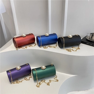 Pochette de soirée cylindrique élégante avec fermoir perle et chaîne en cinq couleurs