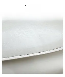 Gros plan sur la texture du cuir blanc grainé et les détails des coutures de précision