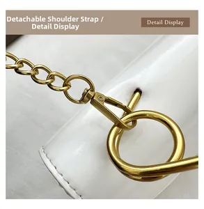 Détail du sac à main en cuir blanc avec bandoulière en chaîne dorée mate amovible