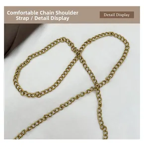 Détail de la bandoulière en chaîne dorée vintage montrant une texture métallique