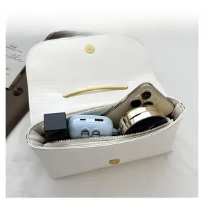 Vue intérieure montrant la grande capacité de rangement du sac blanc avec chaîne