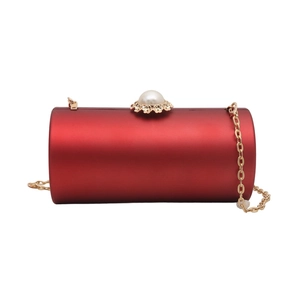 Pochette de soirée cylindrique en acrylique rouge avec fermoir perle et chaîne dorée