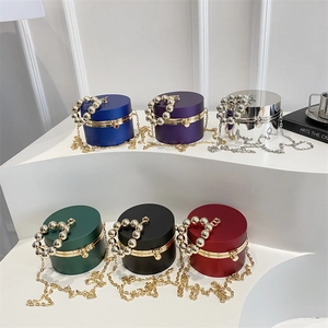 Bolso de noche de acrílico en seis colores con asa de metal perlado y cadena de hombro