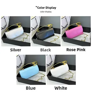 Détails des sacs trombone colorés en argent, noir, rose, bleu, et blanc avec chaînette