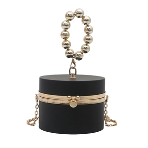 Elegante bolso de fiesta cilíndrico negro con asa de cuentas doradas y cadena de metal