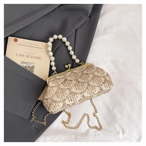 Dettaglio borsa da sera champagne con paillettes dorate, perle e chiusura metallo