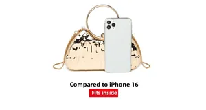 Pochette dorée à texture ondulée posée à côté d'un iPhone 16 pour comparer la capacité