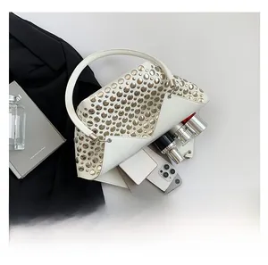 Vue de dessus du sac seau blanc à rivets montrant une grande capacité intérieure