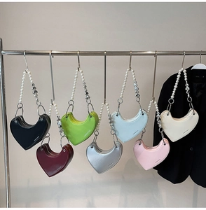Collezione di borse a tracolla a forma di cuore con catene decorative di perle