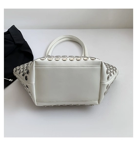Vue détaillée du sac seau blanc en cuir PU avec rivets métalliques argentés et base solide