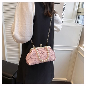 Borsa da sera rosa con paillettes, manico di perle e tracolla a catena d'oro