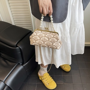 Borsa a conchiglia color crema con paillettes dorate e manico di perle chic