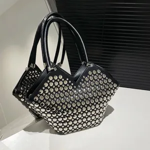 Sac Fourre-Tout À Rivets Pour Femmes Cuir PU Grande Capacité Ouverture En V Mode Streetwear Punk Sac À Épaule