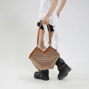 Sac seau en cuir marron avec clous argentés et longues anses vu de face