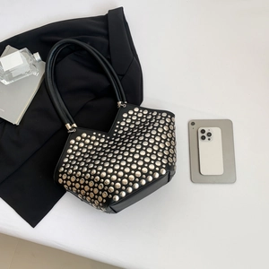 Sac seau moderne en cuir noir avec clous argentés et coupe en V sur fond blanc