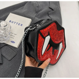 Détail de l'applique lèvres en sequins rouges sur le sac hexagonal noir à bandoulière